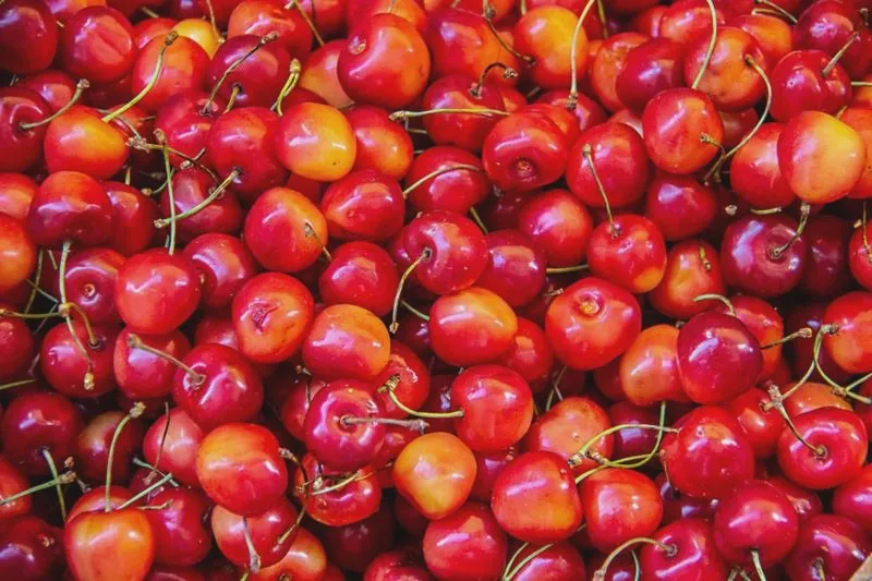 Czereśnie i karmienie piersią – jak smaki lata wpływają na dietę mamy