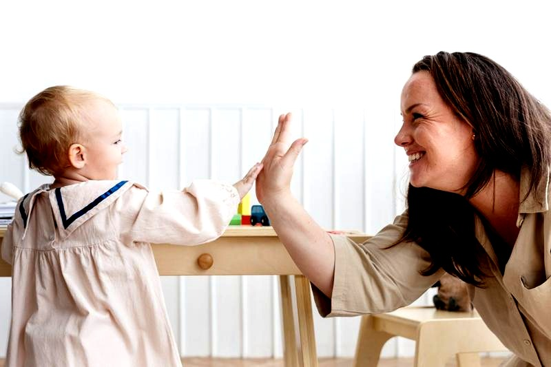 Ile godzin pracuje opiekunka w żłobku? Wymiar etatu i zasady pracy