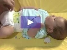 Jak zmienić pieluchę noworodkowi? Bezpieczne przewijanie krok po kroku