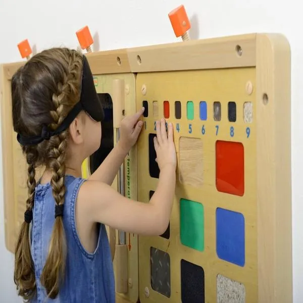 Tablica sensoryczna dla 3-latka: gotowa czy diy? ekspert podpowiada